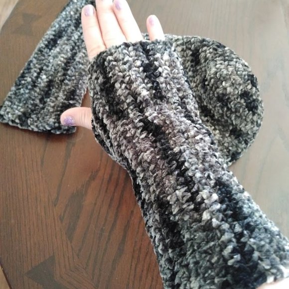 Handmade Velvety Soft Hat and Sleeveless Gloves set - Picture 2 of 4